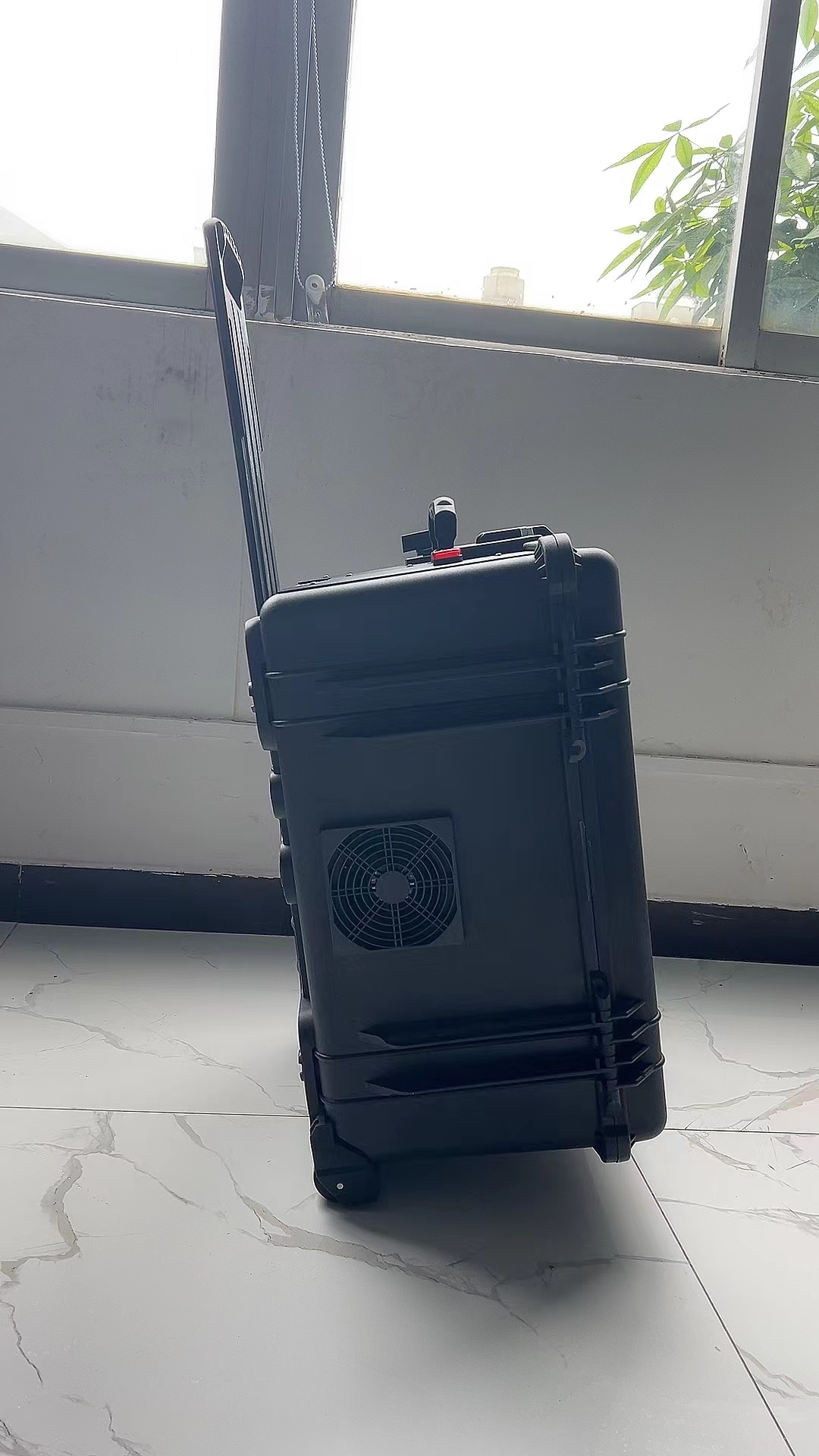 三角镇手拉箱型移动通信干扰器